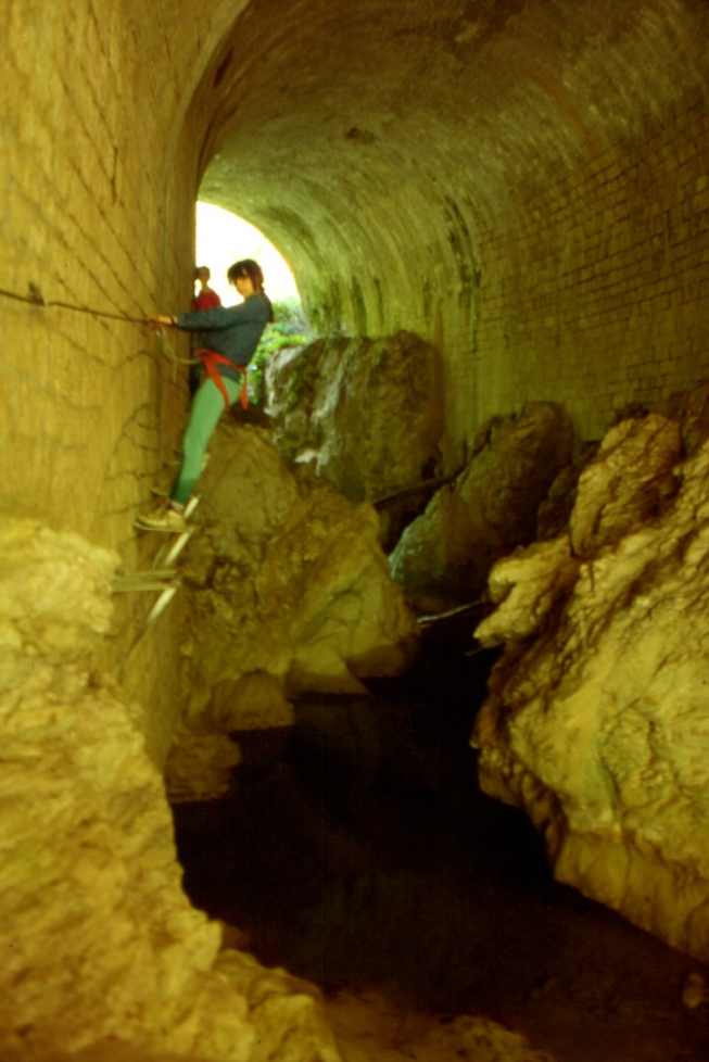 Suggestivi passaggi sotto le volte dei ponti ferroviari